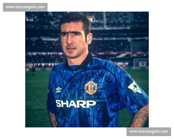 曼联官宣！复刻坎通纳经典战袍，新赛季第二客场球衣 8 月 12 日揭晓