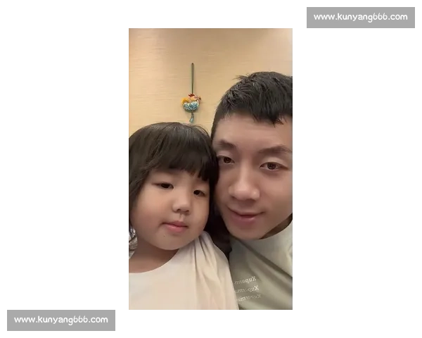 许昕父亲节与儿女甜蜜同框 奥运冠军化身温柔奶爸